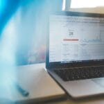 Laptop z panelem analitycznym w nowoczesnym biurze taxi tech