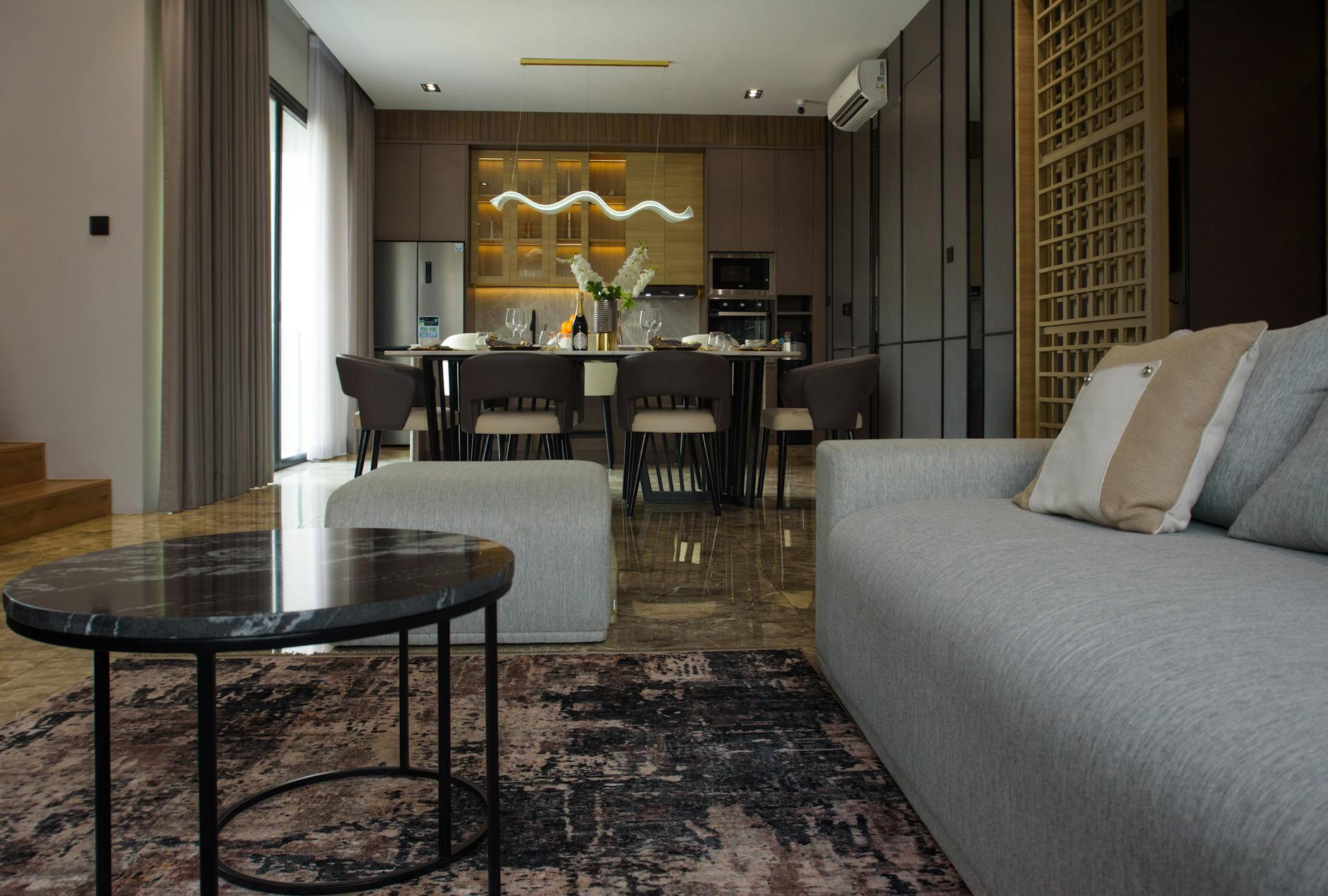 Nowoczesny, przestronny salon z jadalnią i eleganckimi meblami