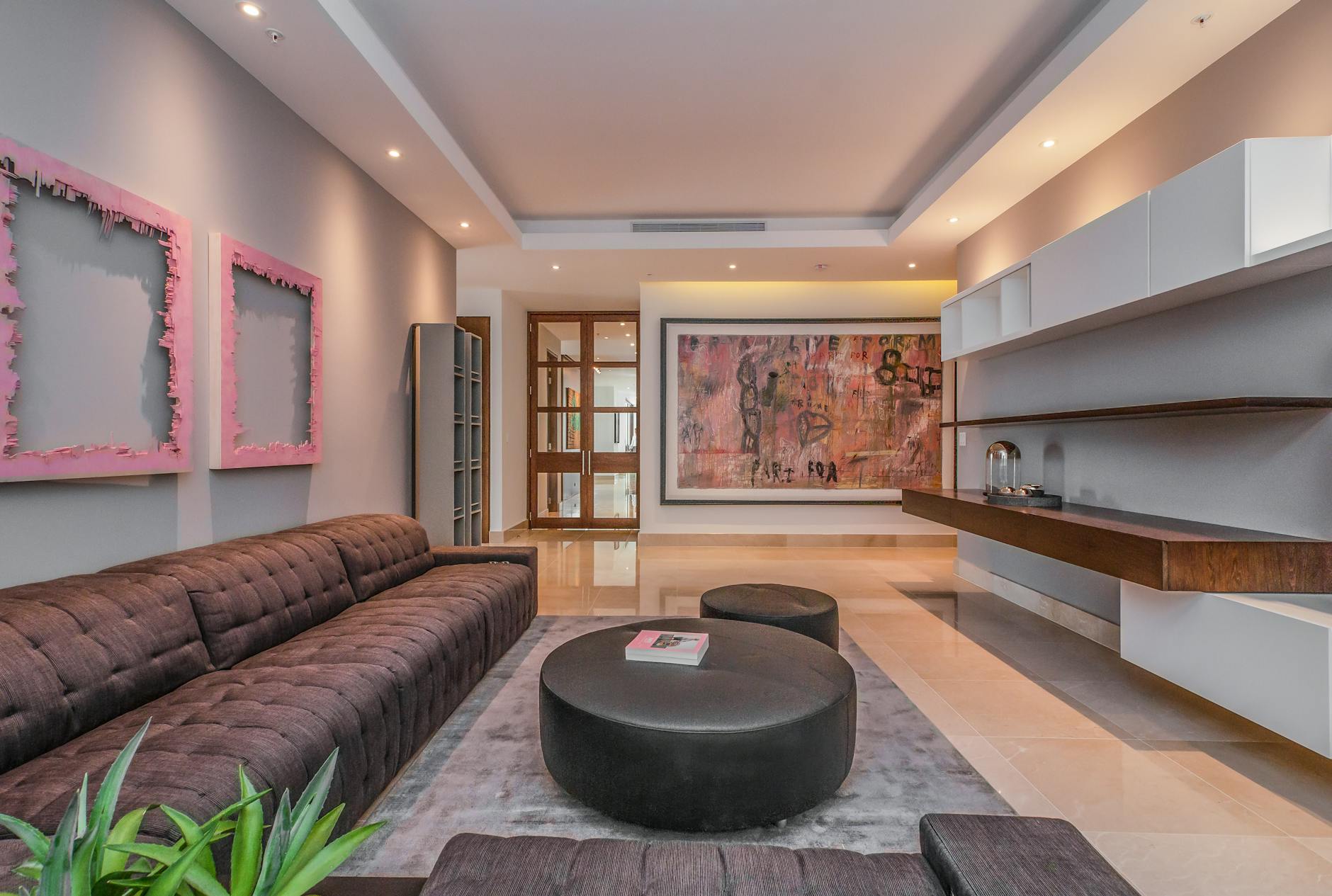 Nowoczesny salon z minimalistycznym wystrojem i współczesną sztuką