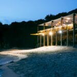 Taras restauracji nad morzem o zmierzchu w Ajaccio na Korsyce