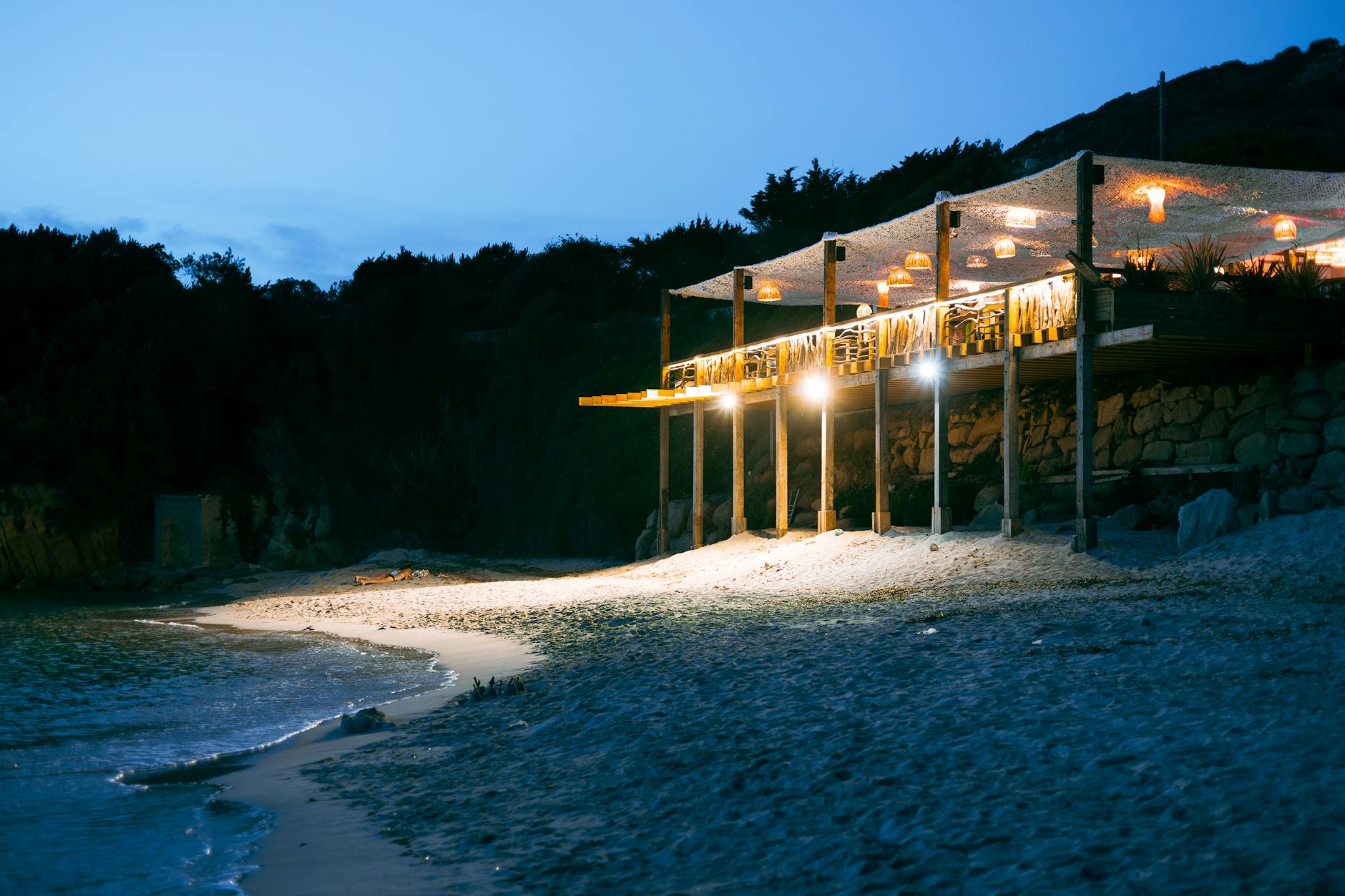 Taras restauracji nad morzem o zmierzchu w Ajaccio na Korsyce