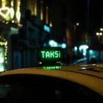 Nocne ekologiczne taxi na ruchliwej ulicy z sercowymi światłami