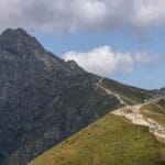 Turyści na górskim szlaku w Tatrach z widokiem na szczyty koło Zakopanego