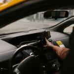 Kierowca taxi w mieście korzysta z nawigacji GPS podczas kursu