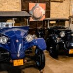 Klasyczne samochody Tatra w zabytkowej hali muzeum motoryzacji