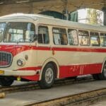 Klasyczny czerwono-biały autobus PRL w zajezdni tramwajowej we Wrocławiu