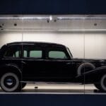 Klasyczny samochód z PRL na ekspozycji w muzeum motoryzacji