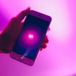 Dłoń trzyma smartfon z aplikacją Lyft do zamawiania przejazdu