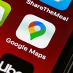 Ikona aplikacji Google Maps na ekranie smartfona z nawigacją