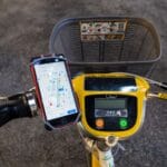 Smartfon z mapą nawigacji na kierownicy roweru elektrycznego