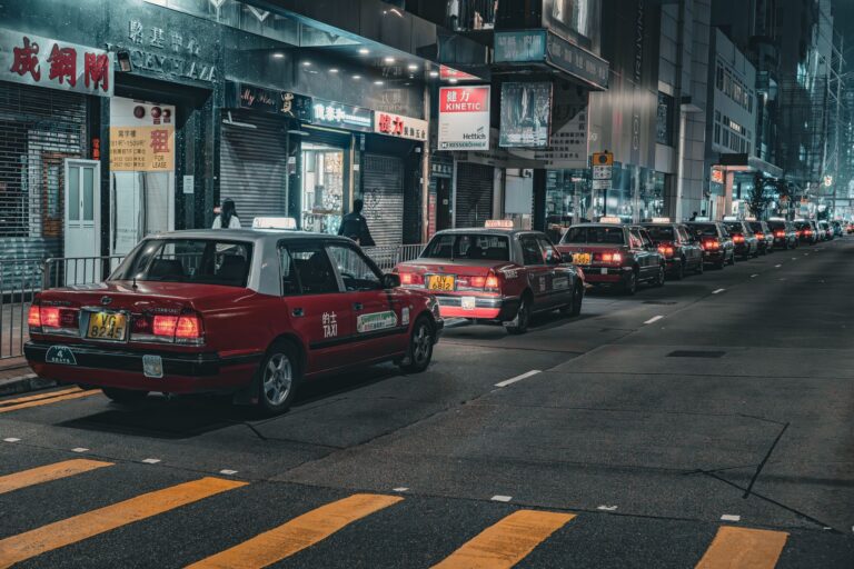 Zostawiony telefon w taxi: jak szybko i bezpiecznie odzyskać zgubę