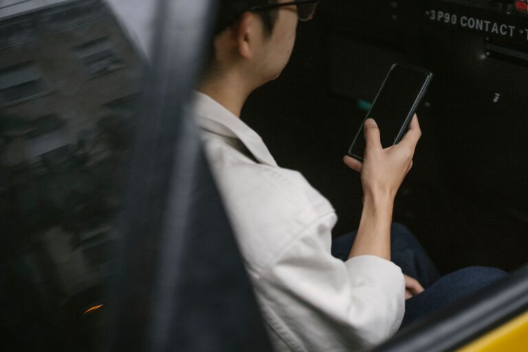 Kod PIN do rozpoczęcia kursu w aplikacji taxi – jak go włączyć i przed czym chroni?